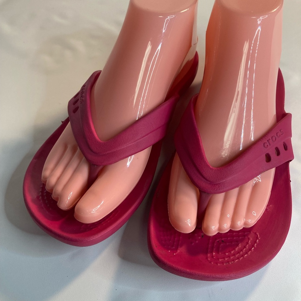 Crocs Casual Flat Thong Sandals Sz 7 Pink Rubber Slip On Open Toe Flip Flops
